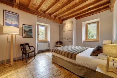 Cama o camas de una habitación en Casa Montlude - Elegancia rústica y confort moderno en el corazón del Valle de Arán by Eth Flòc