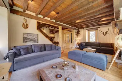 Zona de estar de Casa Montlude - Elegancia rústica y confort moderno en el corazón del Valle de Arán by Eth Flòc