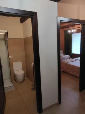 Un baño de Sagardikoetxea HABITACIONES CON BAÑO EN CASA RURAL