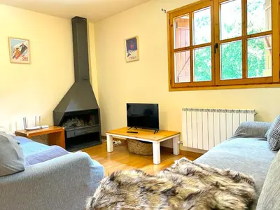 Una televisión o centro de entretenimiento en Apartament de muntanya i lluminós by RURAL D'ÀNEU