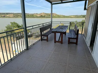 Un balcón o terraza de Iberfishing Apartmanok