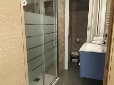 Un baño de Alojamientos Acá y Allá