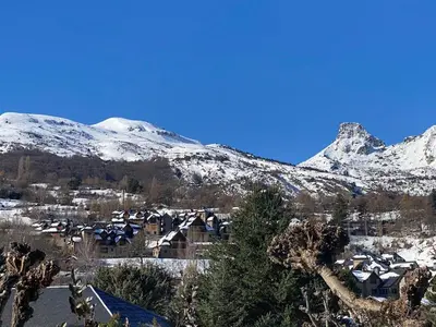 Vista general de una montaña o vista desde la casa o chalet