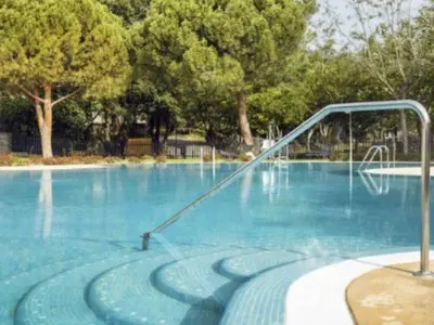 Piscina en o cerca de Mobil home avec Terrasse dans les Pyrénées, 2 Chambres, Cuisine équipée - API-1-52-525
