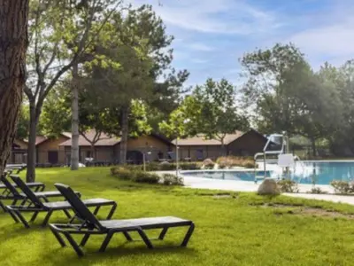Piscina en o cerca de Mobil home avec Terrasse dans les Pyrénées, 2 Chambres, Cuisine équipée - API-1-52-525