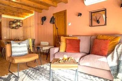 Zona de estar de Apartament familiar de luxe i balcó amb vistes by RURAL D'ÀNEU