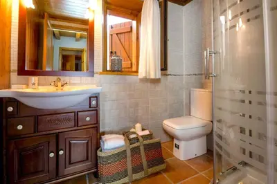 Un baño de Apartament familiar de luxe i balcó amb vistes by RURAL D'ÀNEU