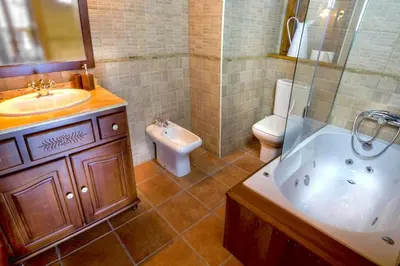 Un baño de Apartament familiar de luxe i balcó amb vistes by RURAL D'ÀNEU