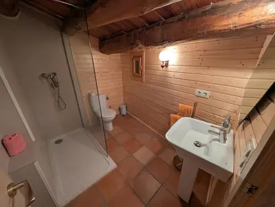 Un baño de Rustic charm in Àger, a natural paradise