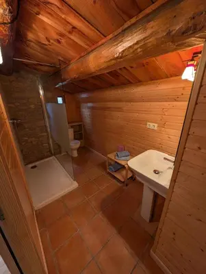 Un baño de Rustic charm in Àger, a natural paradise