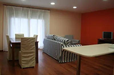 Una televisión o centro de entretenimiento en Apartaments Tarrega Lagranja