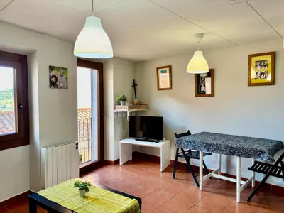 Una televisión o centro de entretenimiento en Casa a 5minutos de Margalef para escaladores o relax,