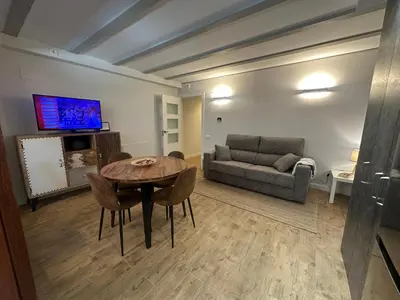 Una televisión o centro de entretenimiento en B22 - Pedronet Bajo