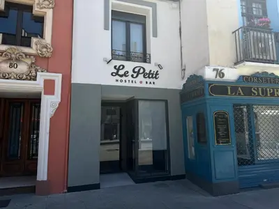 Fachada o entrada de Le Petit Hostel