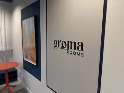 Certificado, premio, señal o documento que está expuesto en Groma Rooms