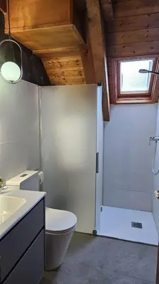 Un baño de CAMBRA APARTAMENT, Dúplex acogedor en el coraón de El Pont de Suert