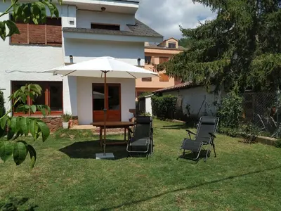 Jardín al aire libre en Casa amb jardí i llar de foc