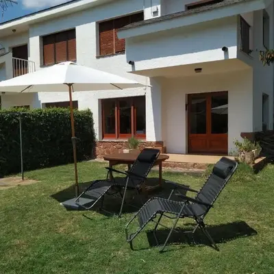 Casa amb jardí i llar de foc