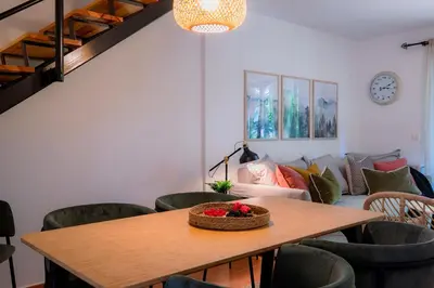 Zona de estar de Pinaserena Chic duplex with garden in Villanúa