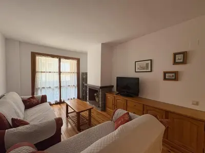 Una televisión o centro de entretenimiento en BPirineos-El Molino