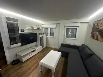 Una televisión o centro de entretenimiento en Piso MIRAFLORES