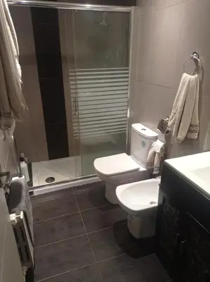 Un baño de Junto Plaza del Pilar