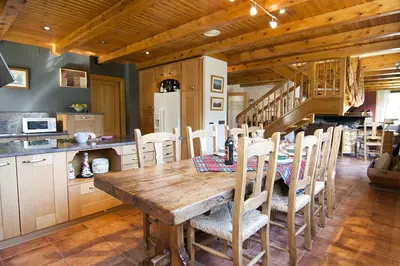 Una cocina o zona de cocina en Casa Lola Pirene Chalet 12 Pax Sauna Jacuzzi Piano Vistas Vielha
