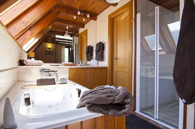 Un baño de Casa Lola Pirene Chalet 12 Pax Sauna Jacuzzi Piano Vistas Vielha
