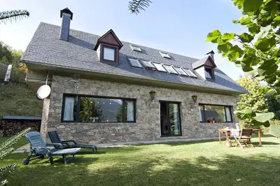 Jardín al aire libre en Casa Lola Pirene Chalet 12 Pax Sauna Jacuzzi Piano Vistas Vielha