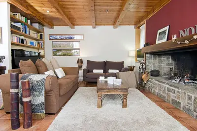 Zona de estar de Casa Lola Pirene Chalet 12 Pax Sauna Jacuzzi Piano Vistas Vielha