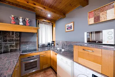 Una cocina o zona de cocina en Casa Lola Pirene Chalet 12 Pax Sauna Jacuzzi Piano Vistas Vielha