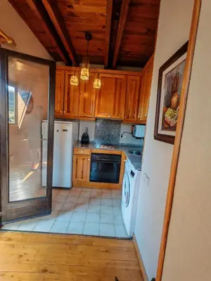 Una cocina o zona de cocina en Dúplex acogedor con chimenea cerca de Aigüestortes - Falcó 6