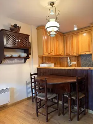 Una cocina o zona de cocina en Jardín, parking y barbacoa - Tu espacio de relax - Besiberri 2