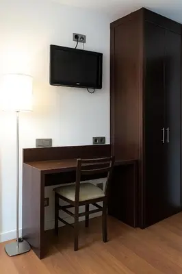 Una televisión o centro de entretenimiento en VTZ Hotel Plaza España