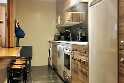 Una cocina o zona de cocina en Casa con jardín y vistas a la montaña
