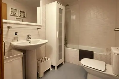 Un baño de Casa con jardín y vistas a la montaña