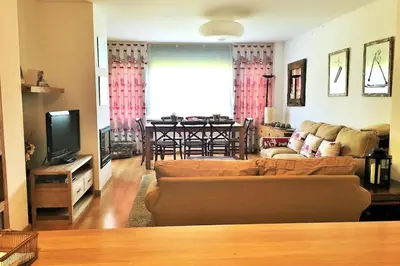 Una televisión o centro de entretenimiento en Casa con jardín y vistas a la montaña