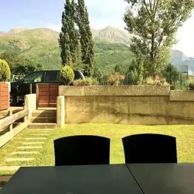 Casa con jardín y vistas a la montaña