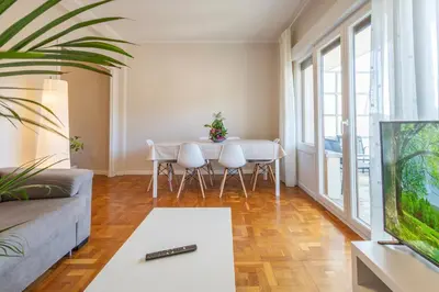 Una televisión o centro de entretenimiento en Bizi Baztan Apartamento Aguirre