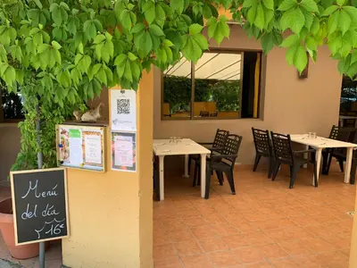 Un restaurante o sitio para comer en Tienda Guara