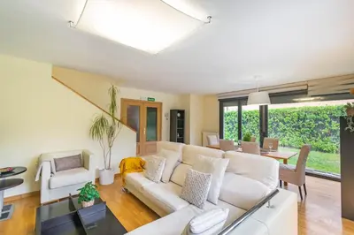 Zona de estar de Gran chalet con amplio jardín próximo a Pamplona