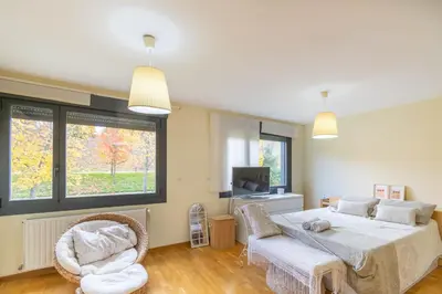 Cama o camas de una habitación en Gran chalet con amplio jardín próximo a Pamplona