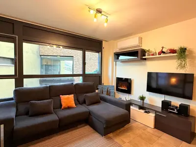 Una televisión o centro de entretenimiento en El Loft de Salàs - L'Amfitriona