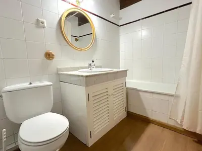 Un baño de Casa rústica y patio en la Vall d'Aran by RURAL D'ÀNEU