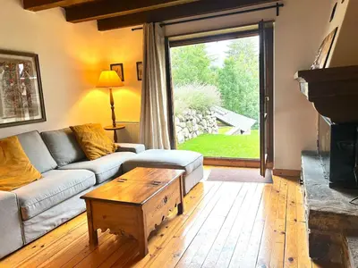 Zona de estar de Casa rústica y patio en la Vall d'Aran by RURAL D'ÀNEU