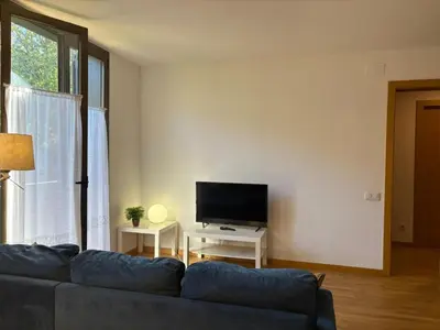 Una televisión o centro de entretenimiento en Apartment Gemütliche und komfortable Wohnung Aüt 2 Vall de Boí by Interhome