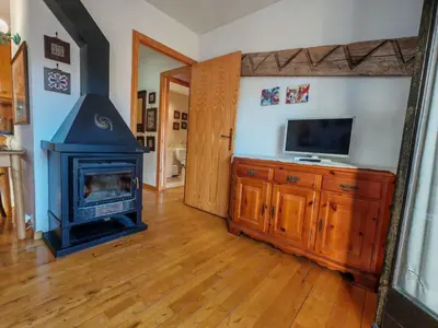 Una televisión o centro de entretenimiento en Apartment Falcó 10 by Interhome