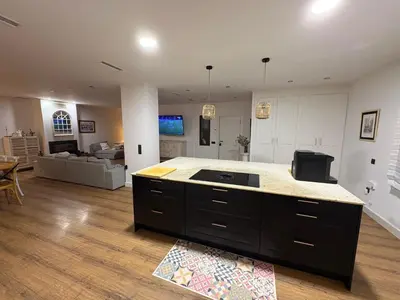 Una televisión o centro de entretenimiento en Finca Alboroto