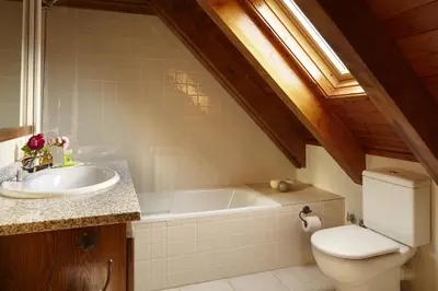 Un baño de Era Garona by FeelFree Rentals