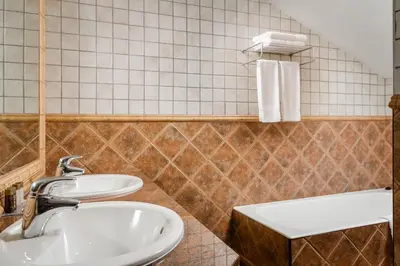 Un baño de hotel os de civis
